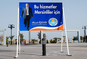 Mersin Halk� Ba�kan �zcan�� foto�raf�ndan tan�yor�