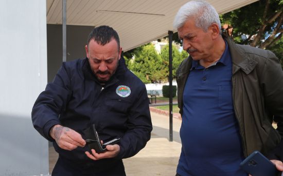 ���NDE 5 B�N EURO ve 3 B�N TL BULUNAN C�ZDANI SAH�B�NE ULA�TIRDI