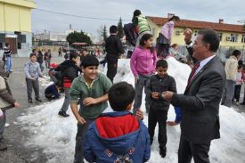 Hamit Tuna İlçe Merkezindeki öğrencileri karla buluşturdu