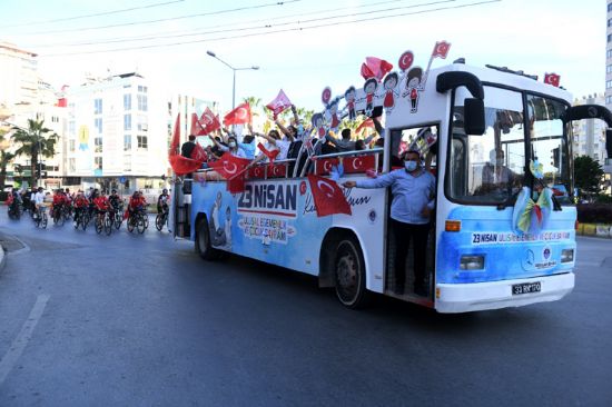 YEN��EH�R’DE 23 N�SAN CO�KUSU SOKAKLARA TA�TI 