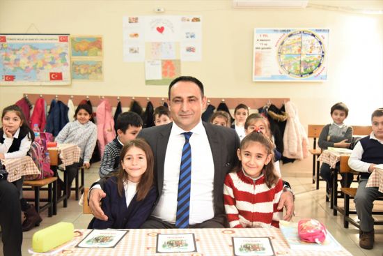 BA�KAN YILMAZ, ��RENC�LERE MERS�N’�N KURTULU�UNU ANLATAN ��ZG� ROMAN HED�YE ETT�