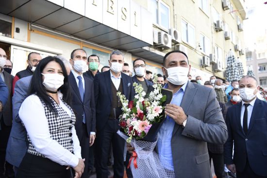 BELED�YE PERSONEL�, BA�KAN YILMAZ�I ALKI�LARLA KAR�ILADI