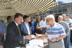 BAŞKAN TUNA, AŞURE DAĞITTI