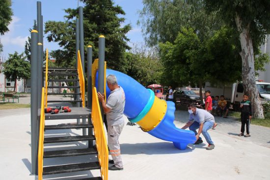 BA�KAN G�LTAK�TAN, ��LEK MAHALLEL� �OCUKLARA S�RPR�Z