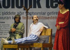 Mersin �ehir Tiyatrosu sezonu muhte�em bir oyunla a�t�