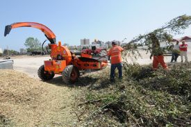  Yenişehir’de budanan ağaç dalları öğütürek gübre yapılıyor 