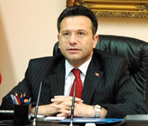 Vali H�seyin Aksoy�un kalmas� sevin� yaratt�