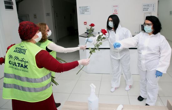 AKDEN�Z’DE SA�LIK �ALI�ANLARINA G�L DA�ITILDI