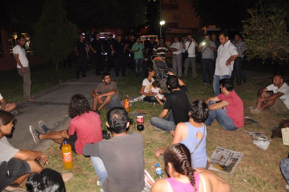 Oturabilir, ancak konuşamazsın