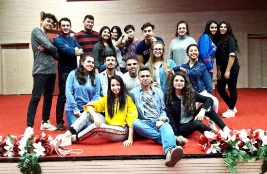 OYUNCULUK HAYALLER�NE TOROSLAR BELED�YES� �EH�R T�YATROSU�NDA KAVU�TULAR