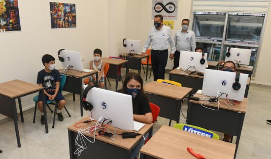 BA�KAN �ZY���T, EBA DESTEK NOKTASINI ��RENC�LERLE A�TI