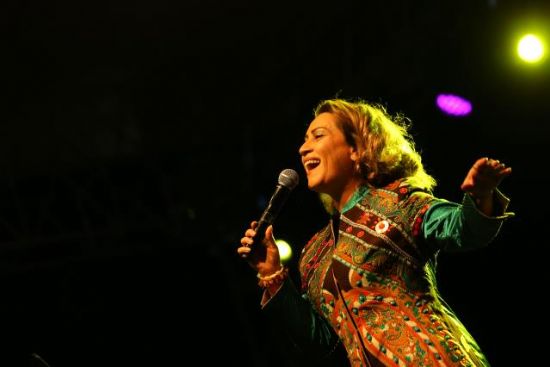 Azerbaycan Devlet Sanat��s� Azerin sahne ald�