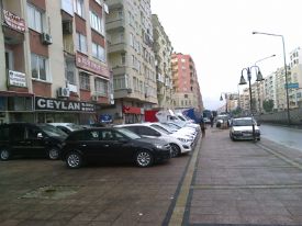Oto galericilerin kaldırım işgali önleniyor