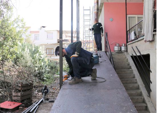 BA�KAN YILMAZ�DAN, BEDENSEL ENGELL� GENC�N EV�NE ENGELL� RAMPASI