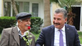 Başkan Hamit Tuna, bayram namaz çıkışında vatandaşlarla bayramlaştı