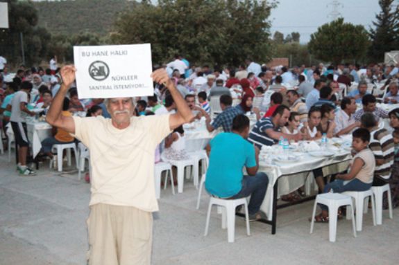 Nükleer Karşıtları İftar Yemeğini Protesto Etti