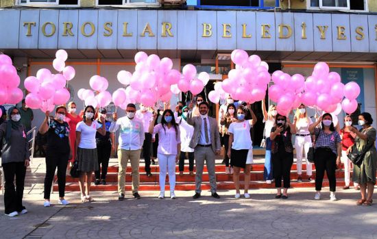 MEME KANSER�NE D�KKAT �EKMEK ���N G�KY�Z�NE PEMBE BALONLAR BIRAKILDI