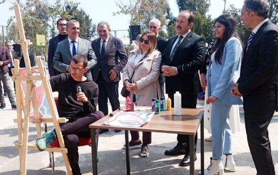 Otizmli �ocuklar B�y�k Be�eni Toplad�