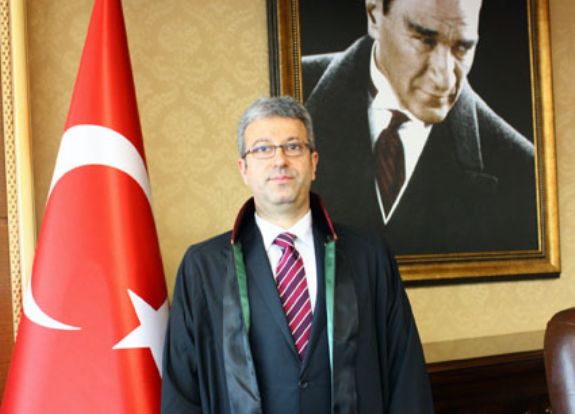 İnsanların özel hayatları siyasetçilerin görev alanında değildir.