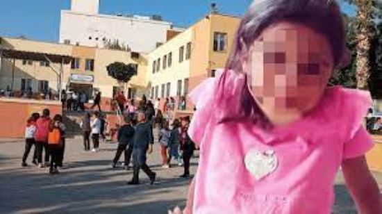 12 YA�INDAK� KIZ, SINIF ARKADA�INI HORTUMLA D�V�P, BI�AKLAYARAK �LD�RD�