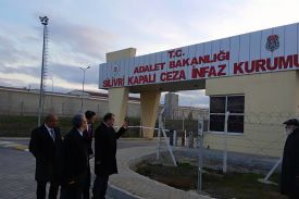 “YALNIZ KALMAYI GÖZE ALMAYAN, KALABALIKLARI HAK EDEMEZ”