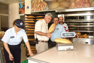 Mersinde ekme�e �akt�rmadan zam.. 