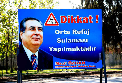 �Dikkat..! Sulama yap�l�yor� tabelalar� kald�r�ld� 