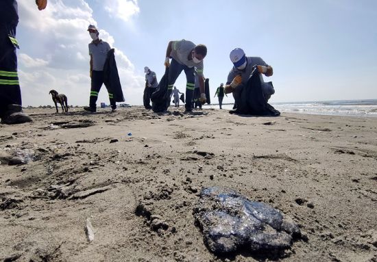 ADANALIO�LU SAH�L�NE VURAN PETROL ATIKLARI TEM�ZLEND�