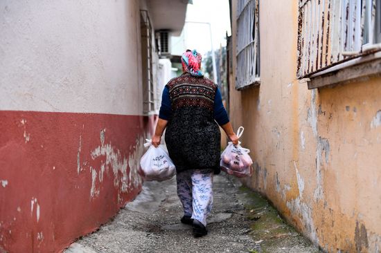 MERS�N B�Y�K�EH�R, �HT�YA� SAH�PLER�NE  50 TON DAHA PATATES VE SO�AN DA�ITTI.