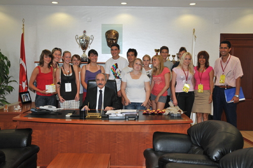 Neustadt�tan  Gelen ��renciler Ba�kan Gen�i Ziyaret Etti