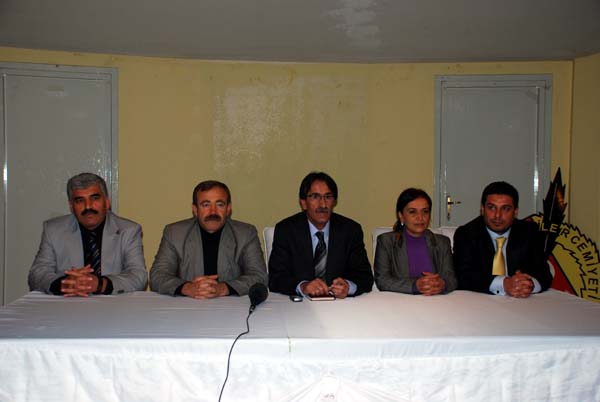 MERS�N B�Y�K�EH�R, KIRMIZI LAC�VERT �� MERKEZݒN� BO�ALTIYOR