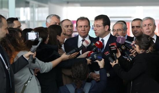 CHP�li Belediye ba�kanlar� R.T Erdo�an’�n da kat�ld���  toplant�y� terk etti