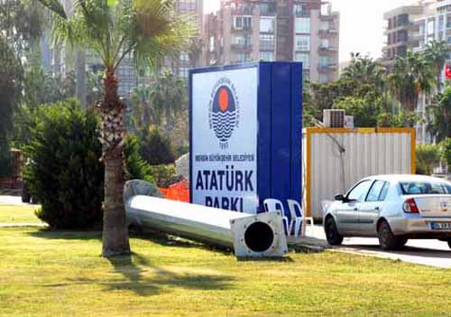 Belediyenin Atat�rk�e lay�k g�rd��� tabelaya bak�n.. 