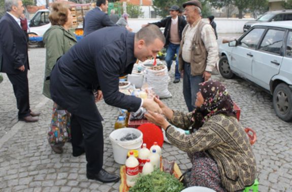 Genç başkan adayı Barış Eroğlu’na sevgi seli