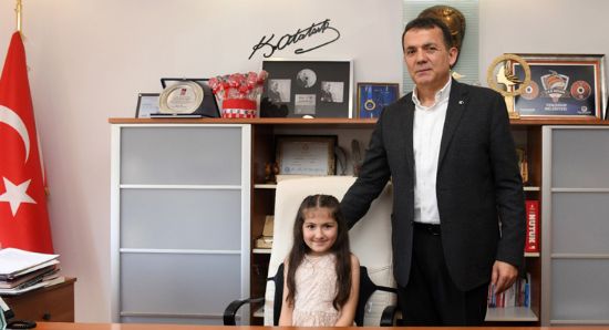 BA�KAN ABDULLAH �ZY���T KOLTU�UNU �OCUKLARA BIRAKTI