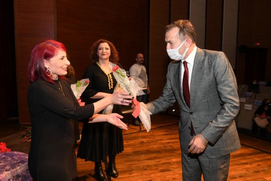 �MERS�N��N KADINLARI T�YATRODA� SAHNELEND� 