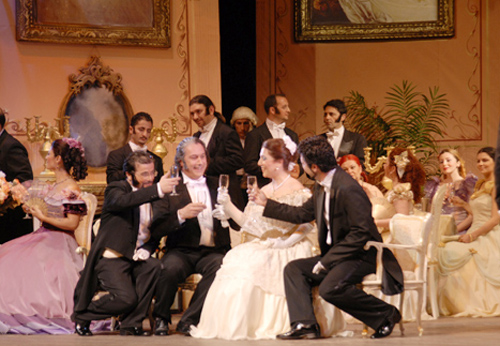 Mersin D.Opera ve Balesi �trav�ata�y� sahneliyor