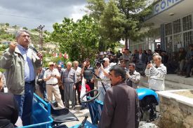 Fikri Sağlar traktör üzerinde seslendi: