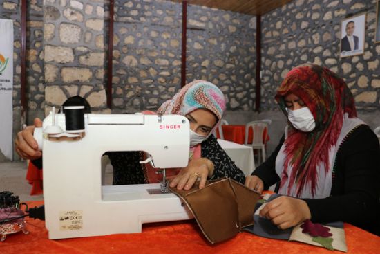    ARSLANK�YL� KADINLAR,   TAR�H� HALKEV�’NDE MESLEK ��REN�YOR