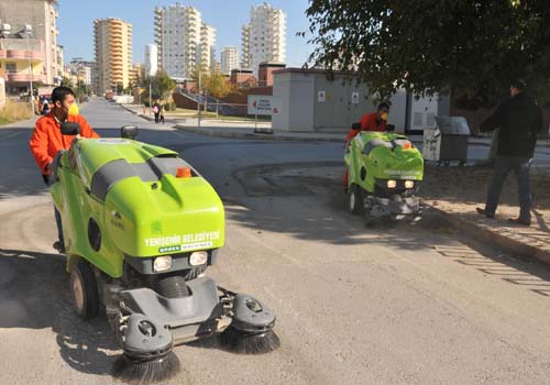 Yeni�ehir, yeni temizlik ara�lar�yla temizleniyor.
