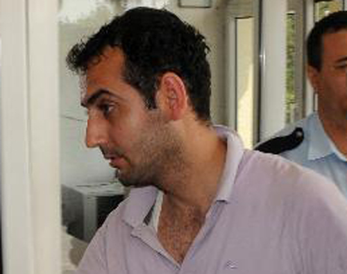 Babas�n�, annesini ve karde�ini �ld�rd� sevgilisine ko�tu