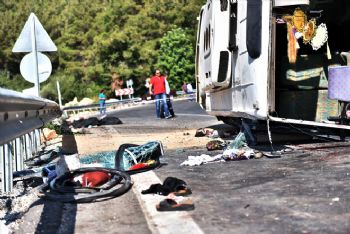 Tarım işçilerini taşıyan minibüs devrildi: 3 ölü, biri ağır 16 yaralı