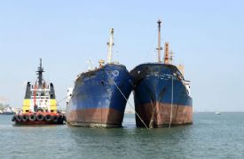 Mersin limanında batmak üzere olan iki gemiye müdahale edildi