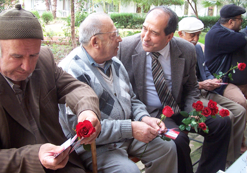 Ya�l�lar Mahmut Tat�a sevgi ile sar�ld�