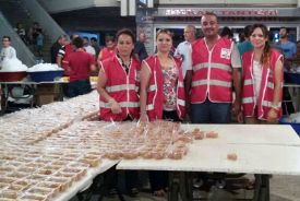 Kızılay lokma dağıttı