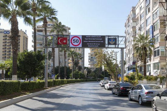 ADNAN MENDERES BULVARINDA HIZ SINIRI 50 KM OLDU.  