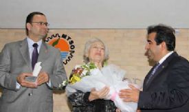 Yazar Leyla Erbil Mersin kenti edebiyat �d�l�n� ald�