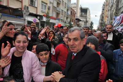 Kenan Y�cesoy mahalleri geziyor