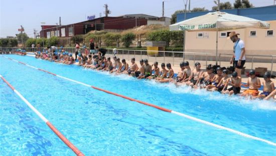 Toroslar’da y�zlerce �ocuk y�zme ��reniyor