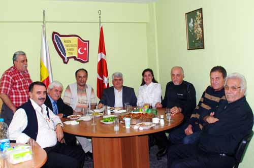 MMGD �yesi gazeteciler yemekte bulu�tu.. 